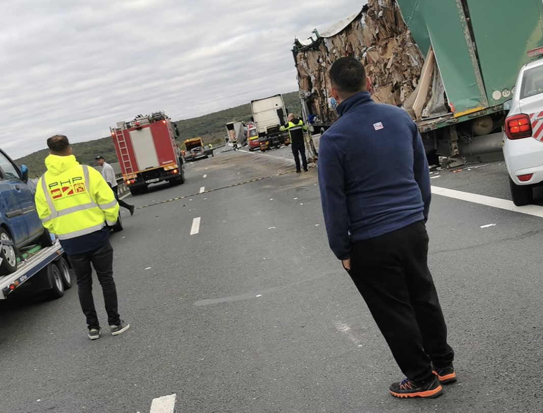 Accident în lanț pe A1, la Săcel: Un autoturism a acroșat două tiruri oprite pe banda de urgență, iar de aici a fost proiectat în altă mașină. O femeie a fost transportată la spital