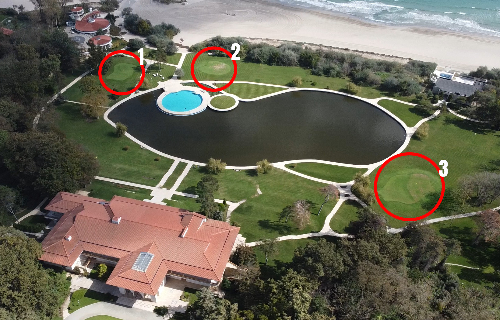 G4Media: Vila de protocol de la Neptun a fost dotată cu miniteren de golf pentru președintele Iohannis. Modernizări de aproape un milion de euro: două piscine și un jacuzzi