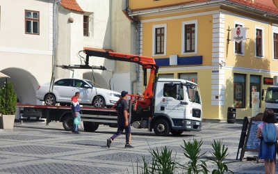 Mașina de ridicat mașini parcate neregulamentar a Piețe Sibiu SA a fost scoasă la vânzare: 34.000 de euro