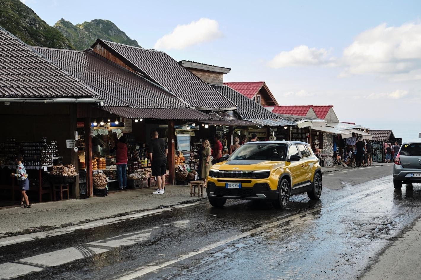 ”E vina lui Jeremy Clarkson”. TopGear Italia vine pe Transfăgărășan să probeze un Jeep Avenger Summit. Găsesc urși, ambuteiaje, gropi și colibe pe post de magazine, dar și o șosea spectaculoasă