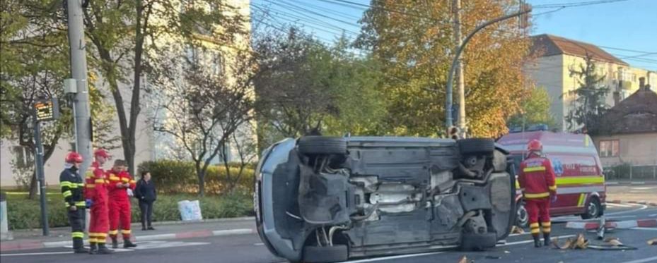 S-a răsturnat la intersecția Milea cu Rahovei. Șoferul, un sibian de 26 de ani, era băut