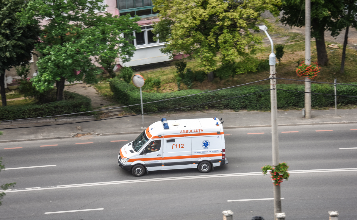 Coliziune în lanț pe strada Bâlea din Sibiu: trei mașini implicate, o femeie a fost rănită