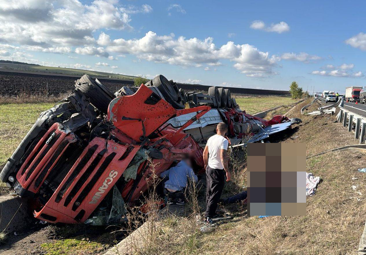 Trei accidente pe A1, în județul Alba, la câteva ore distanță. Două camioane răsturnate