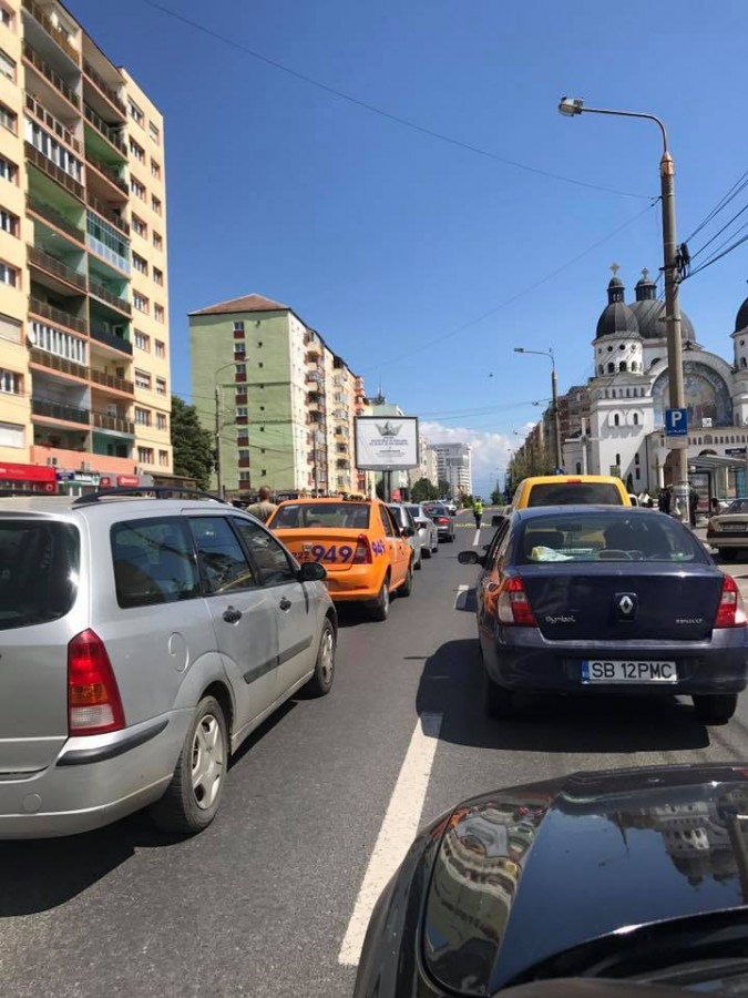 Motociclist de 16 ani, lovit de o mașină pe Mihai Viteazu. Adolescentul a fost rănit