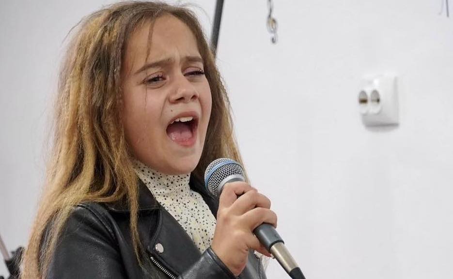 Sara, fetița de 10 ani care a ales să înlocuiască spitalul cu scena și pe medici cu spectatorii. Va cânta la „Românii au talent”