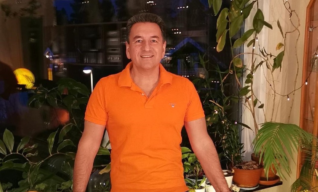 Medicul anestezist Toni Victor Moldovan își prezintă cartea „Programul Terra - Computerul Genetic al Zeilor” la Cercul Militar. Intrarea este liberă