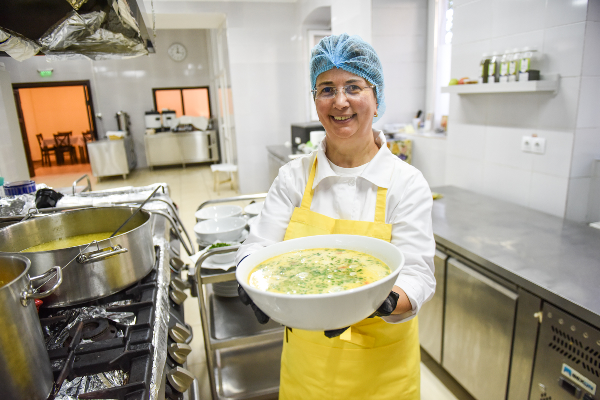 Cantina Mitropoliei, deschisă publicului larg, cu reduceri pentru elevi și studenți. Tanti Chivuța, de la Cămara Chivuței este noul bucătar șef