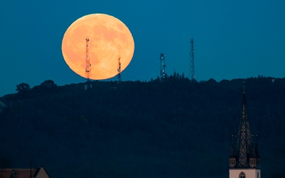 Super Luna și turnul Catedralei Evanghelice, surprinse de fotograful sibian Ovidiu Matiu. „Ceața ne-a dat planul inițial peste cap”