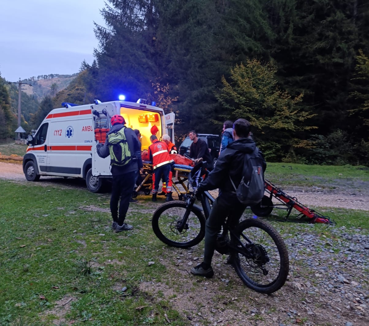 Biciclist preluat de Salvamont: a căzut pe un drum forestier în apropiere de Curmătura Ștezii