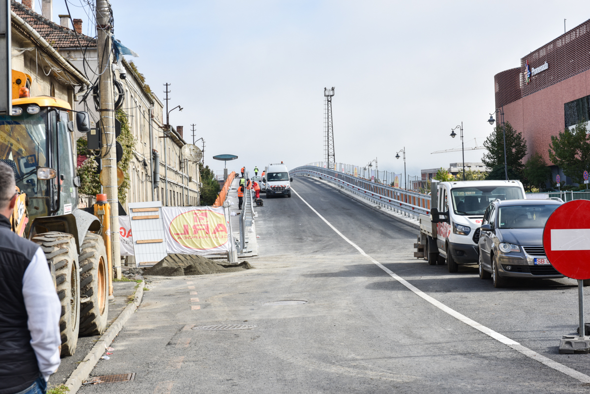 Primăria enumeră lucrările rămase la Podul Gării, după deschiderea traficului: de la pista de biciclete, la un nou sistem de iluminat. Pista va avea 149 de metri