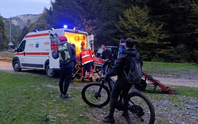 Biciclist preluat de Salvamont: a căzut pe un drum forestier în apropiere de Curmătura Ștezii