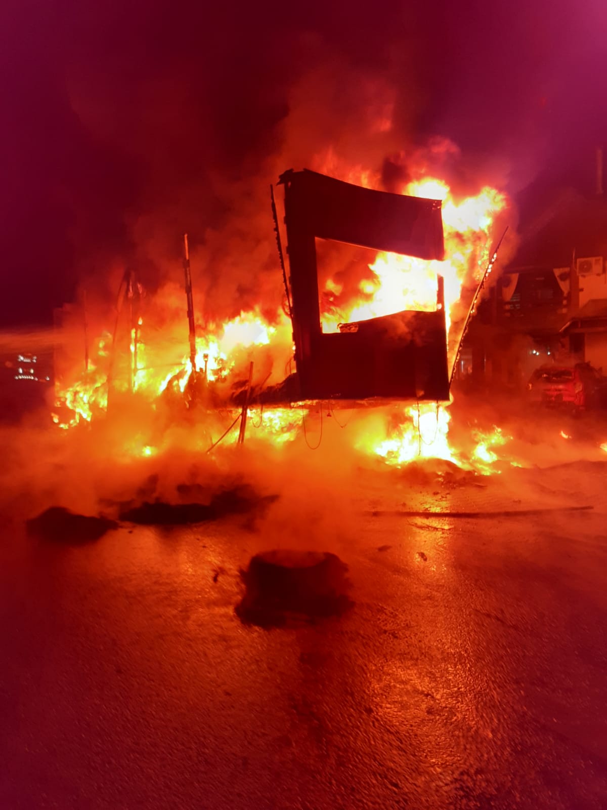 O remorcă plină cu anvelope a luat foc pe Valea Oltului. Căldura degajată a produs stricăciuni la alte trei autovehicule și a spart geamurile unei pensiuni