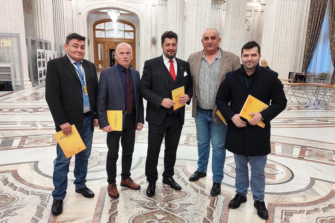 Un consilier local AUR din Vurpăr amână validarea noului CJ Sibiu cu o hârtie „folosită în alt scop”. „Noi, politicienii, trebuie să fim transparenți, dar și presa”, refuză Popa să discute