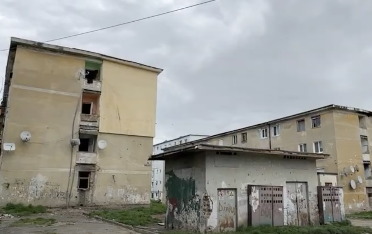 8 familii vor fi evacuate din cartierul ”italian” din Mediaș. Locuiesc acolo ilegal. Două blocuri vor fi demolate