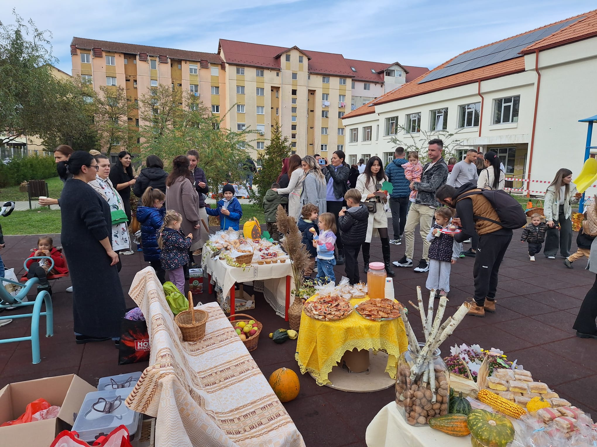 Bazarul de toamnă de la grădinița „Elefănțelul Curios” a adus culoare, bucurie și muzică în sufletul participanților