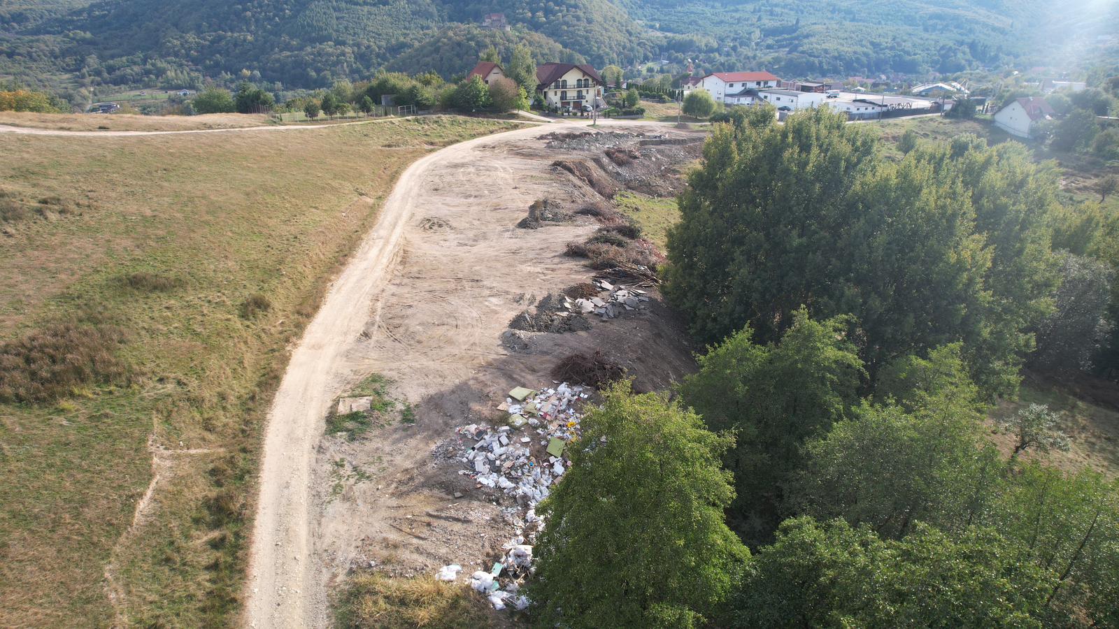 50.000 de lei amendă pentru deșeurile luate din Piața Mică și aruncate pe un câmp în Cisnădie