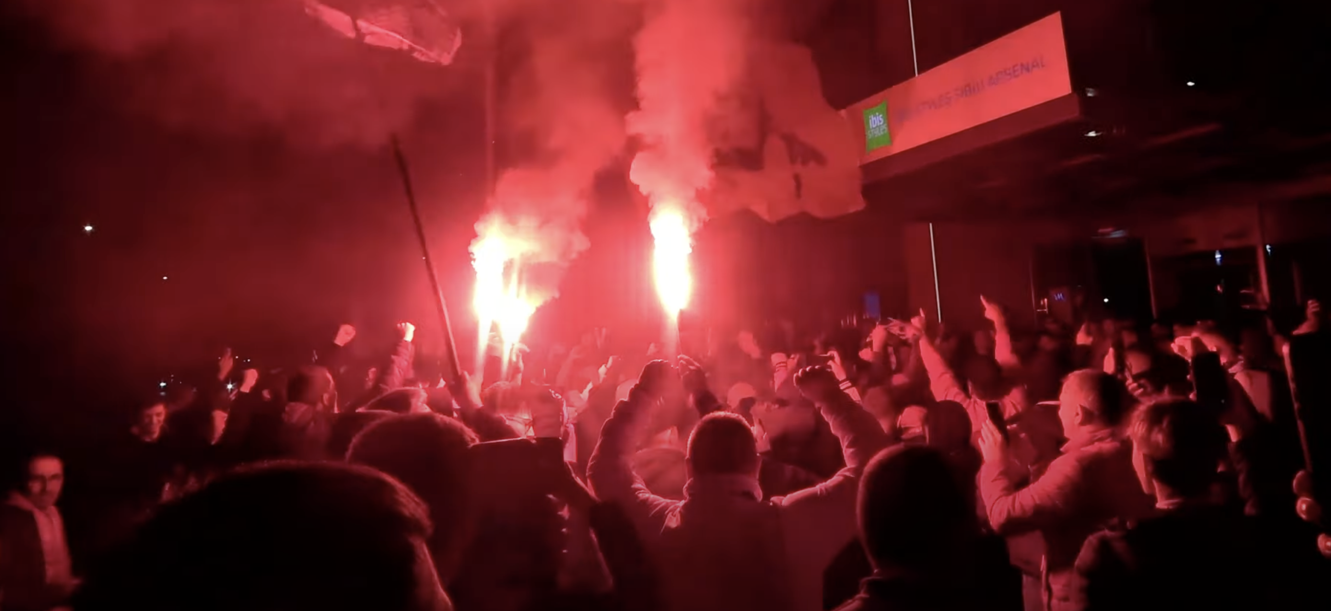 Fanii dinamoviști au făcut spectacol, cu o seară înaintea meciului, în fața hotelului în care era cazată echipa