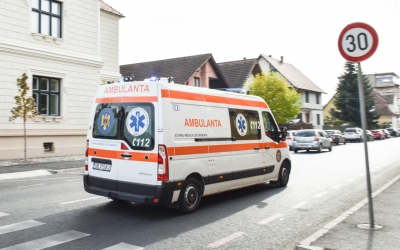 Cinci răniți la Agnita, dintre care patru minori, după ce o șoferiță de 19 ani a virat dreapta într-un zid