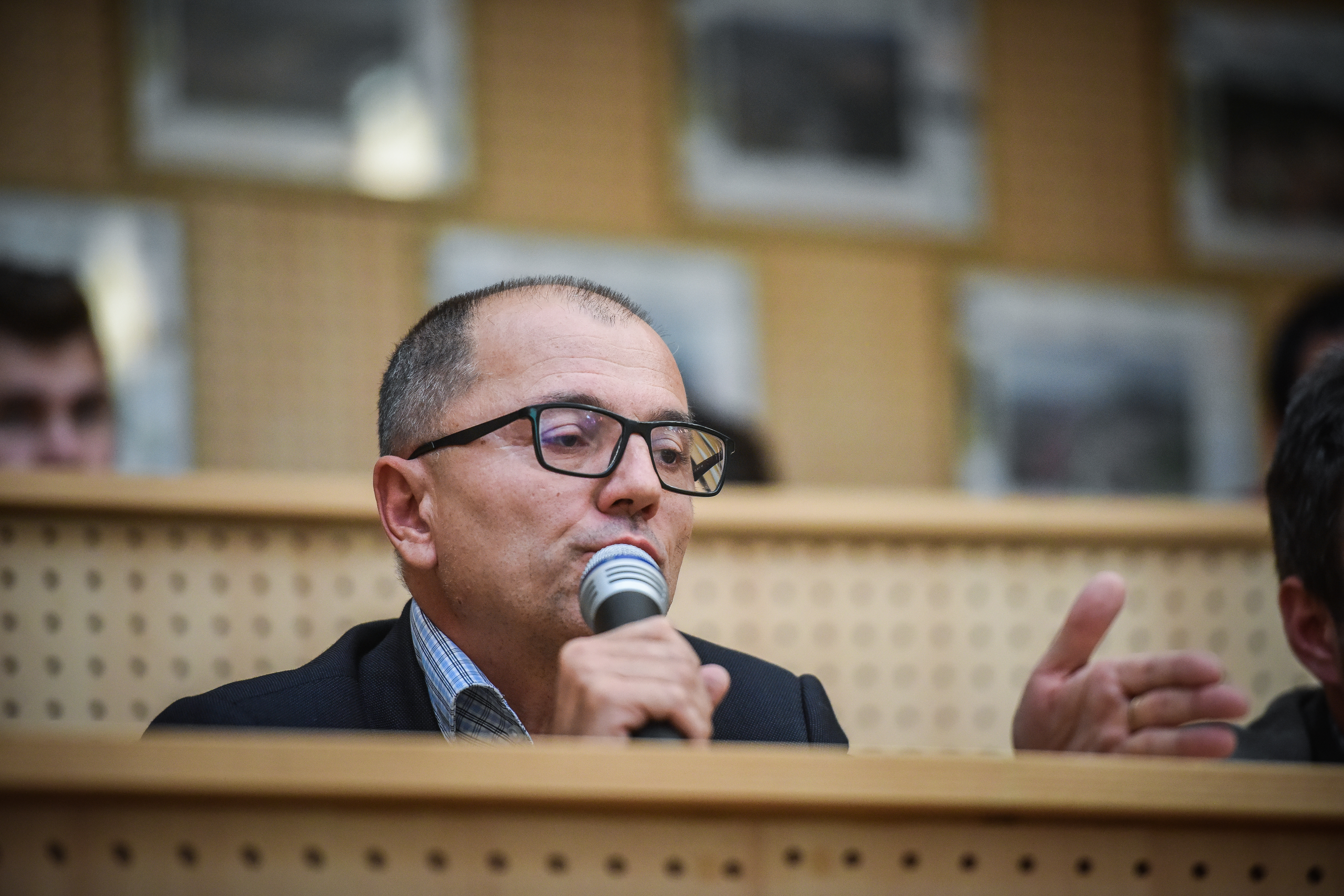 ”Cazul Iordănescu”: Rectorul ULBS a sesizat Parchetul. Posibile “infracțiuni contra persoanei”, în cazul profesorului acuzat de studenți de abuzuri