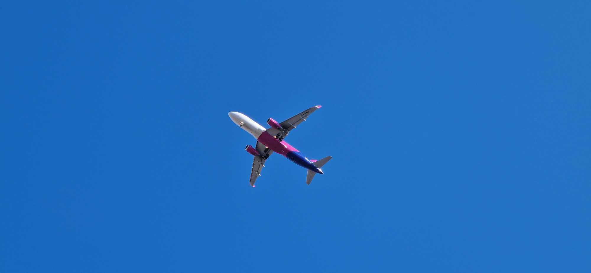 Un avion Wizz Air va survola Sibiul timp de patru ore. Sunt exerciții de tip școală
