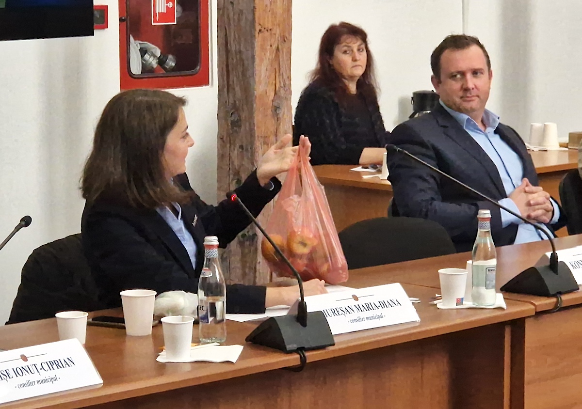 Deși interzise, milioane de pungi de plastic de unică folosință inundă Sibiul doar din piața Cibin.  Primarul spune că va vorbi cu directorul piețelor