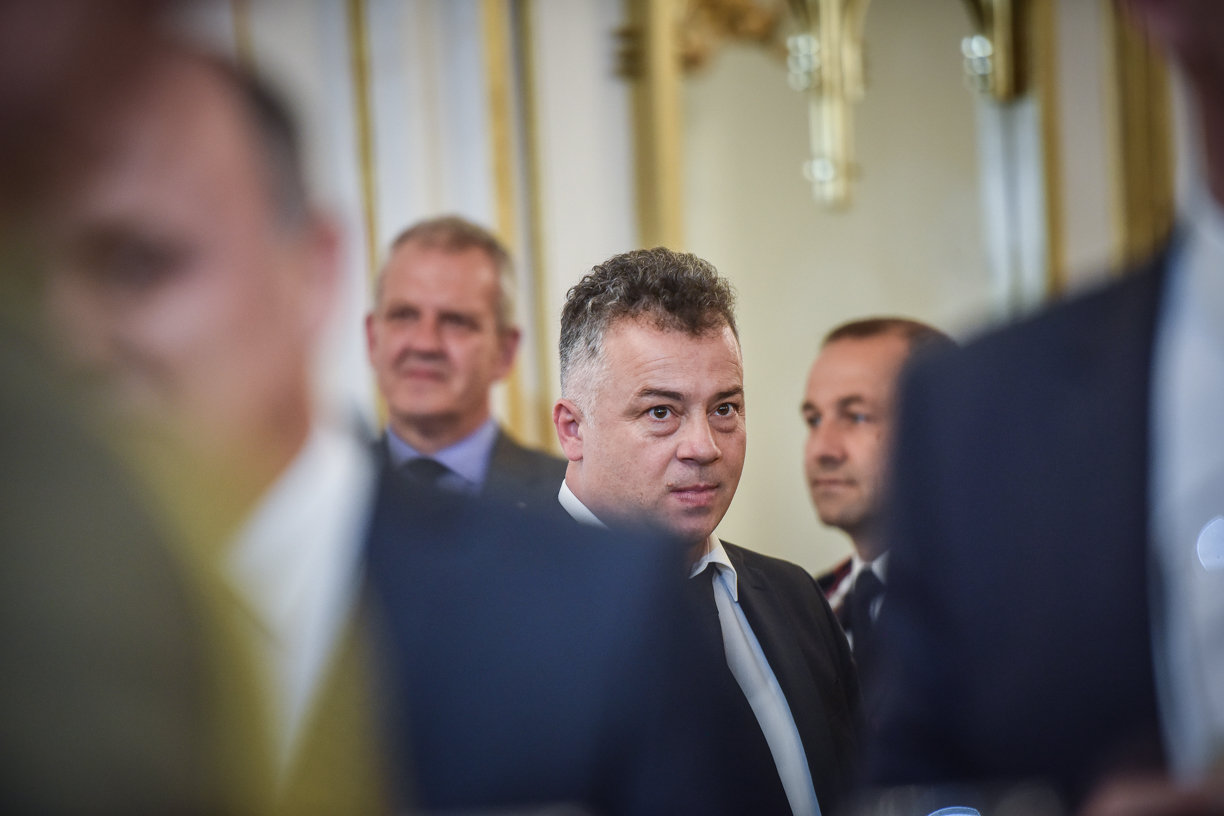 Fostul viceprimar Dumbravă a pierdut procesul cu școala din Roșia. Judecător: ”O conduită în totală antiteză cu standardele pe care le impune o funcție didactică”