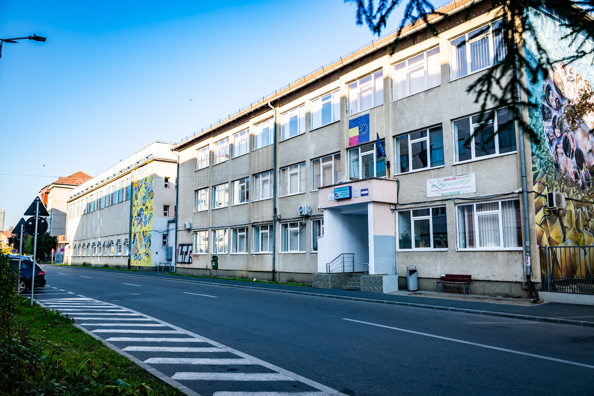 Clădirea Liceului Onisifor Ghibu din Sibiu va fi eficientizată energetic. Fodor: Am discutat cu directorul, vom închiria cinci structuri modulare