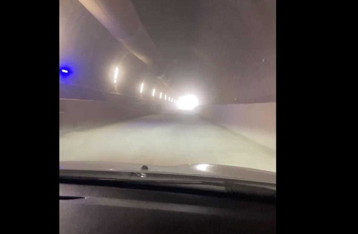 VIDEO În februarie se va vedea lumina de la capătul tunelului. Săpăturile la tunelurile de pe tronsonul 4 al autostrăzii Sibiu – Pitești au trecut de 2 kilometri. ”Sunt 11 naționalități”