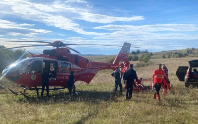 Un bărbat este rănit după ce a căzut cu motorul în pădurea din zona Ilimbav. A fost transportat cu elicopterul la Sibiu, pentru a fi dus la spital