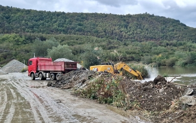 Turnu Roșu: localnici amendați pentru pescuit în vechiul Olt, zonă de protecție și refacere biologică, în timp ce excavările „au toate avizele”. „Eu cred că e vorba de un furt”