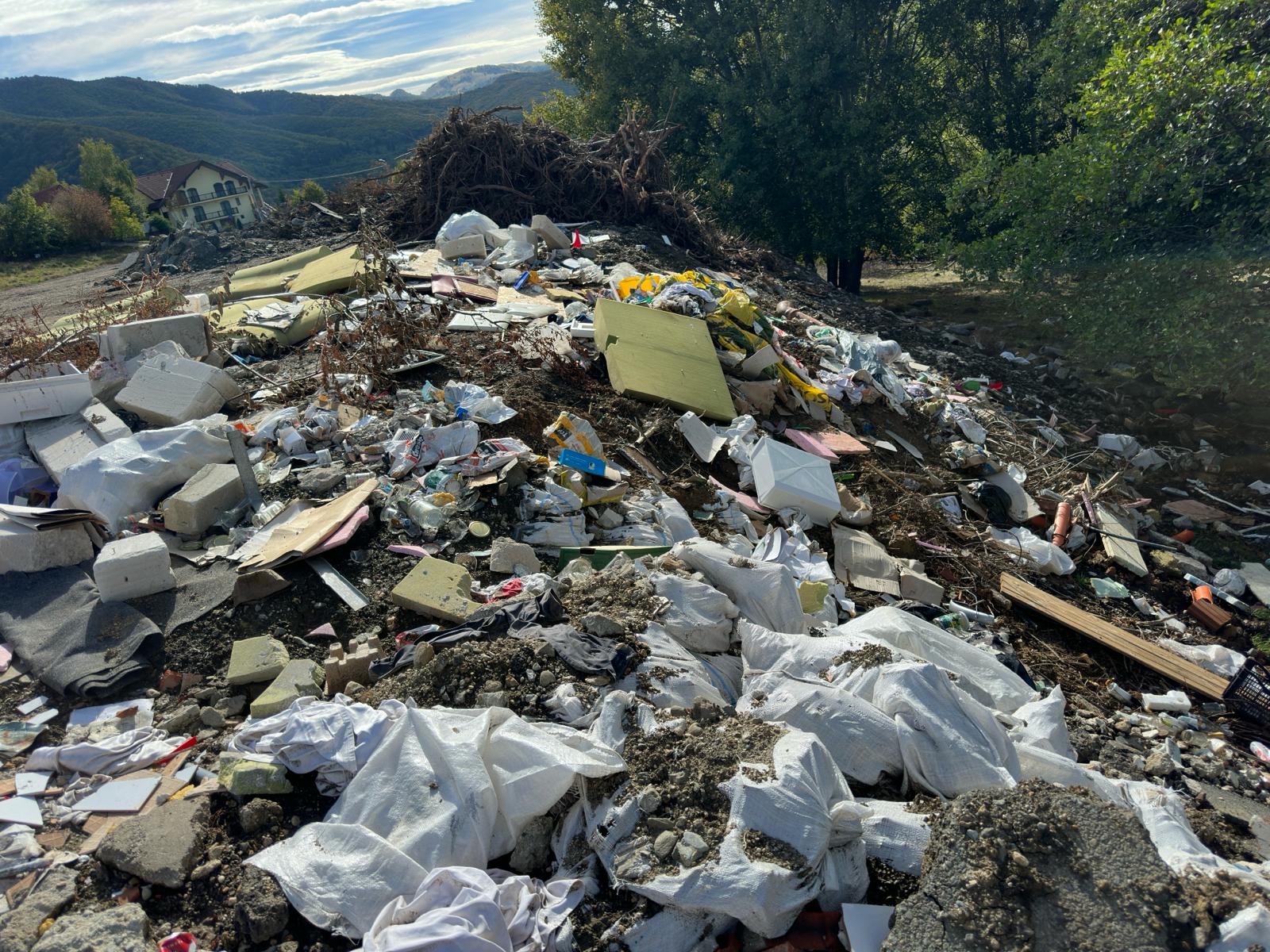 Deșeuri preluate din Piața Mică și aruncate în natură, pe Dealul Cucului din Cisnădie. Contra cost