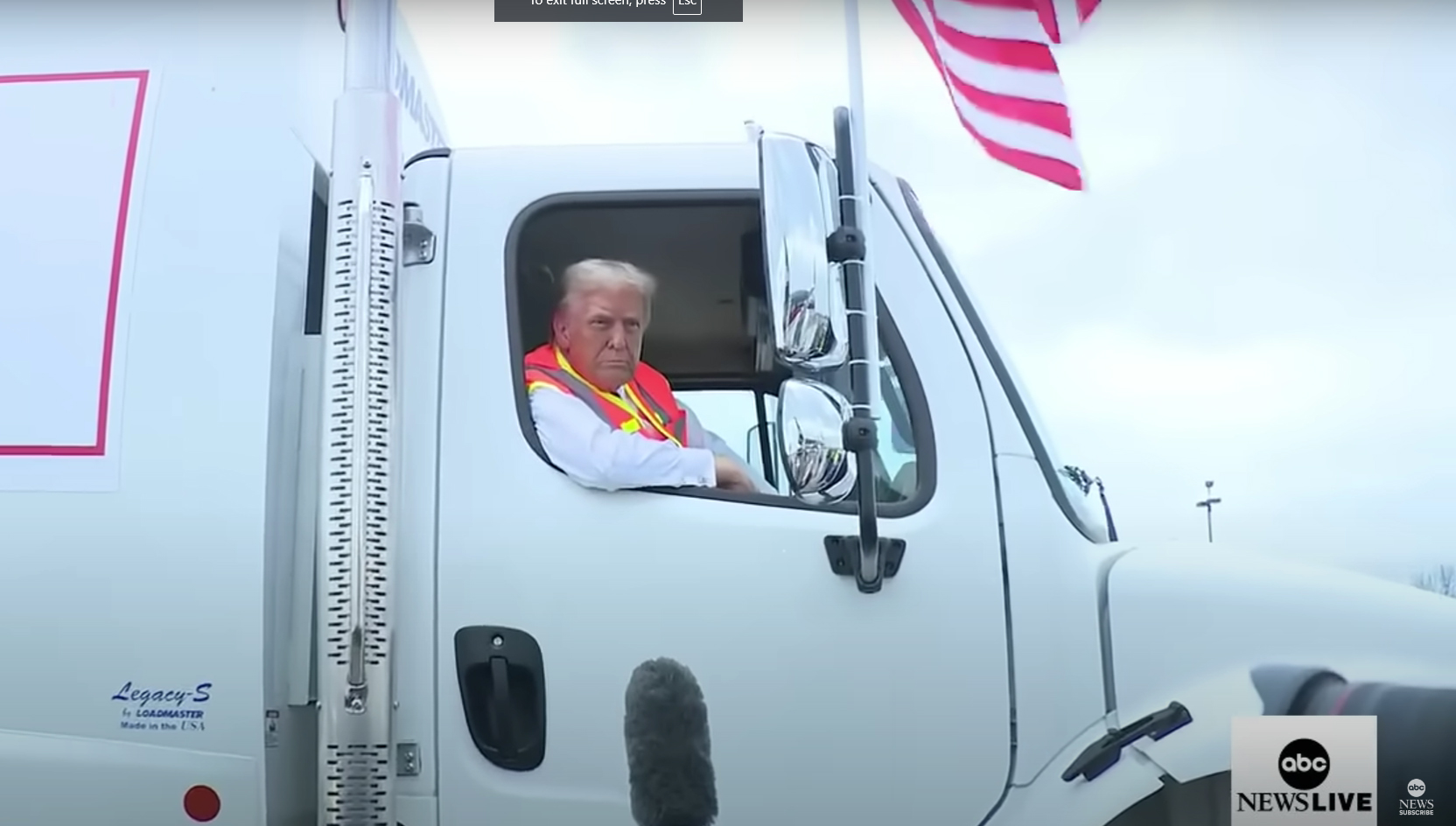 Alegeri SUA 2024: Trump s-a deplasat la un miting la volanul unui camion de gunoi, după o gafă a lui Biden