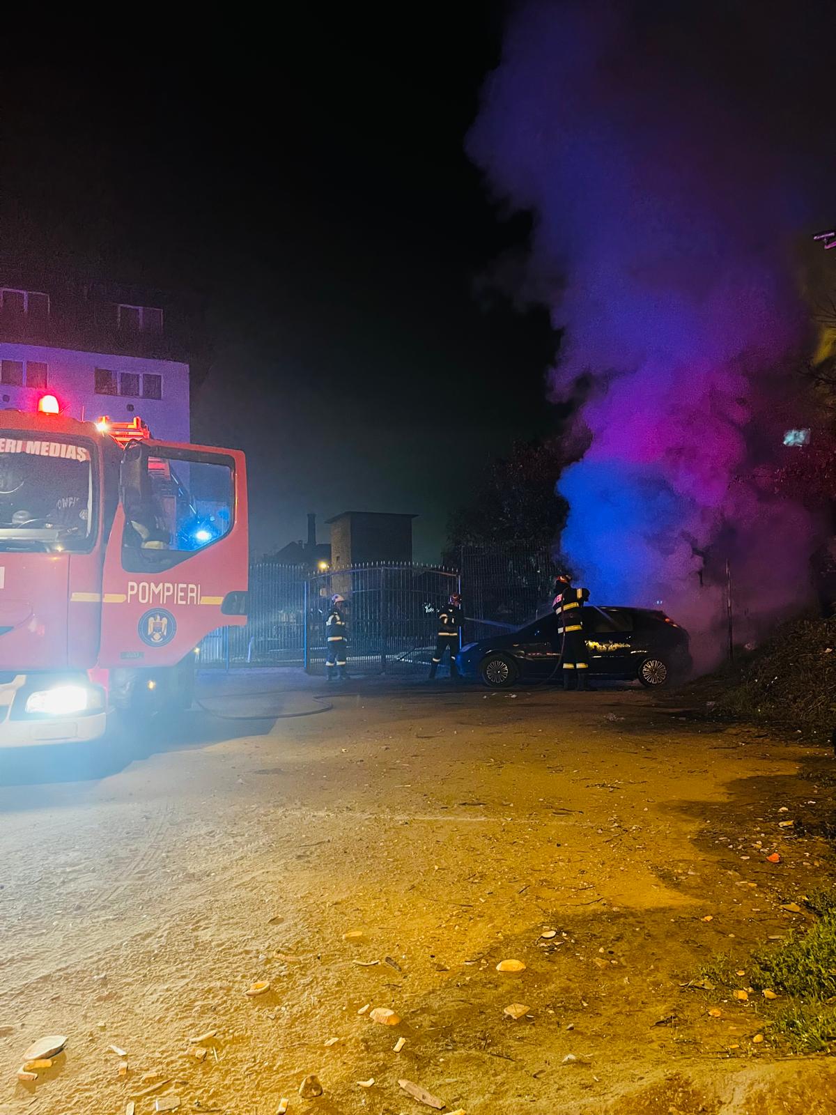 O mașină a luat foc în Mediaș, la patru dimineața