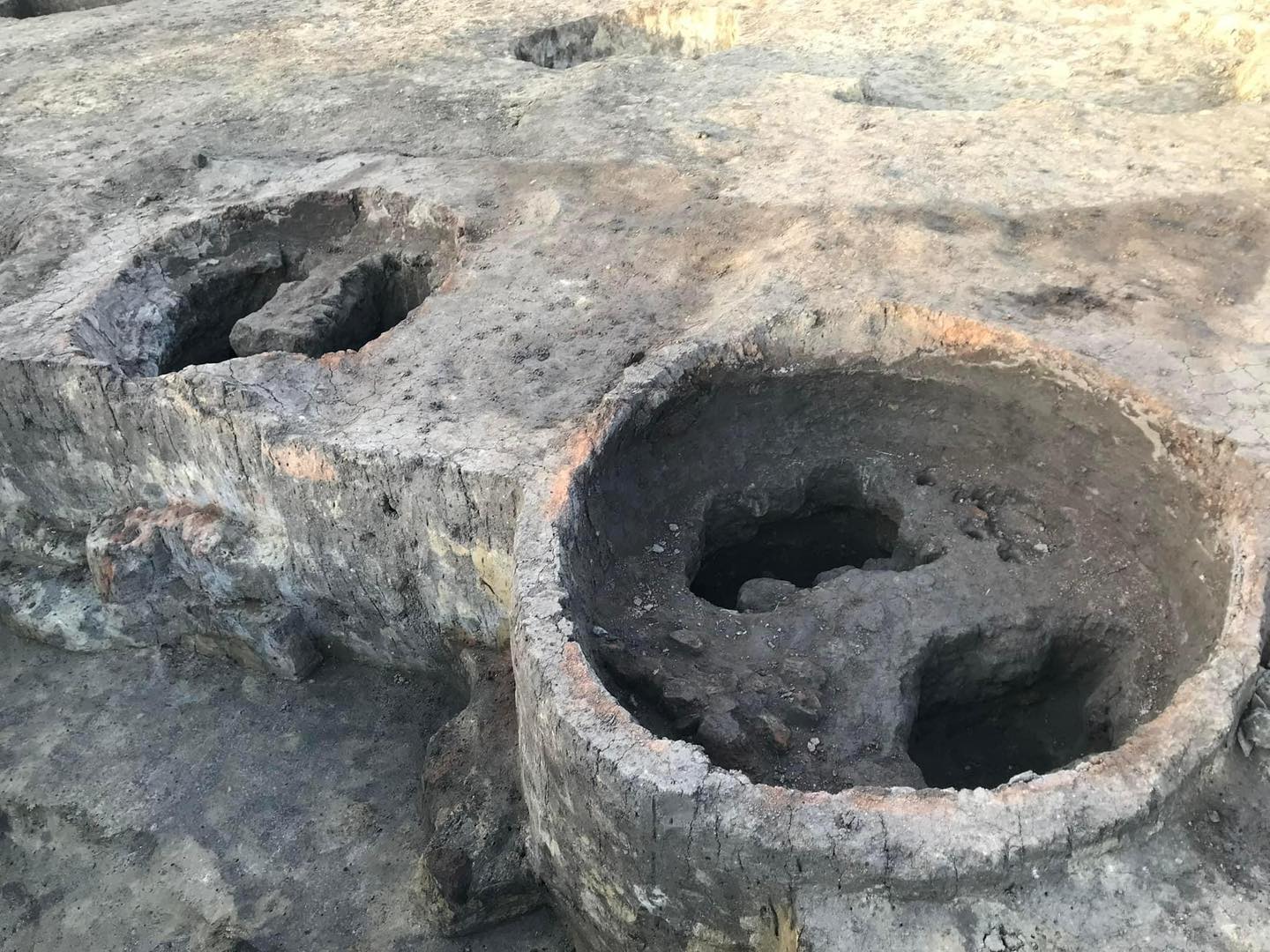 Cuptoare din epoca romană, descoperite lângă Sibiu, mutate în Muzeul Astra. Ciprian Ștefan: Este o colaborare în premieră între arheologi și etnografi