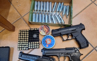 Actualizare. Rezultatele perchezițiilor din județul Sibiu: au fost găsite patru arme neletale și două pistoale, plus cartușe. Un site ar fi comercializat ilegal diferite tipuri de arme