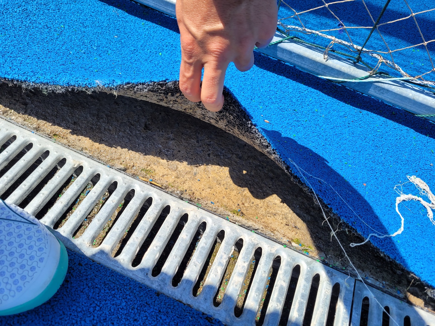 Terenurile de tenis ale bazei sportive Obor trebuie refăcute, la cinci luni de la inaugurare. „Calitatea este îndoielnică”. Aceeași firmă a fost angajată direct și pentru terenul din Păltiniș