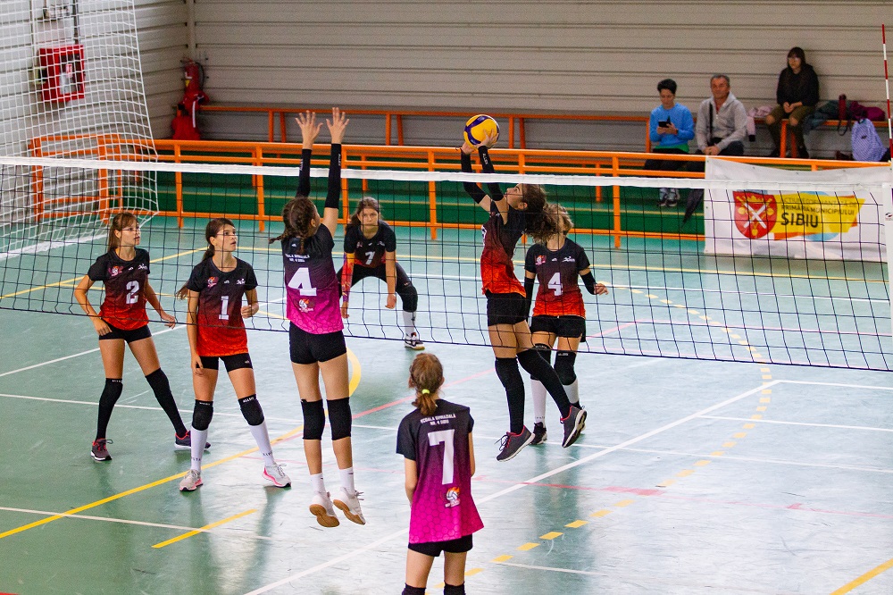 Campionatul Național U13 de volei începe cu meciuri între echipele din Sibiu. Programul meciurilor