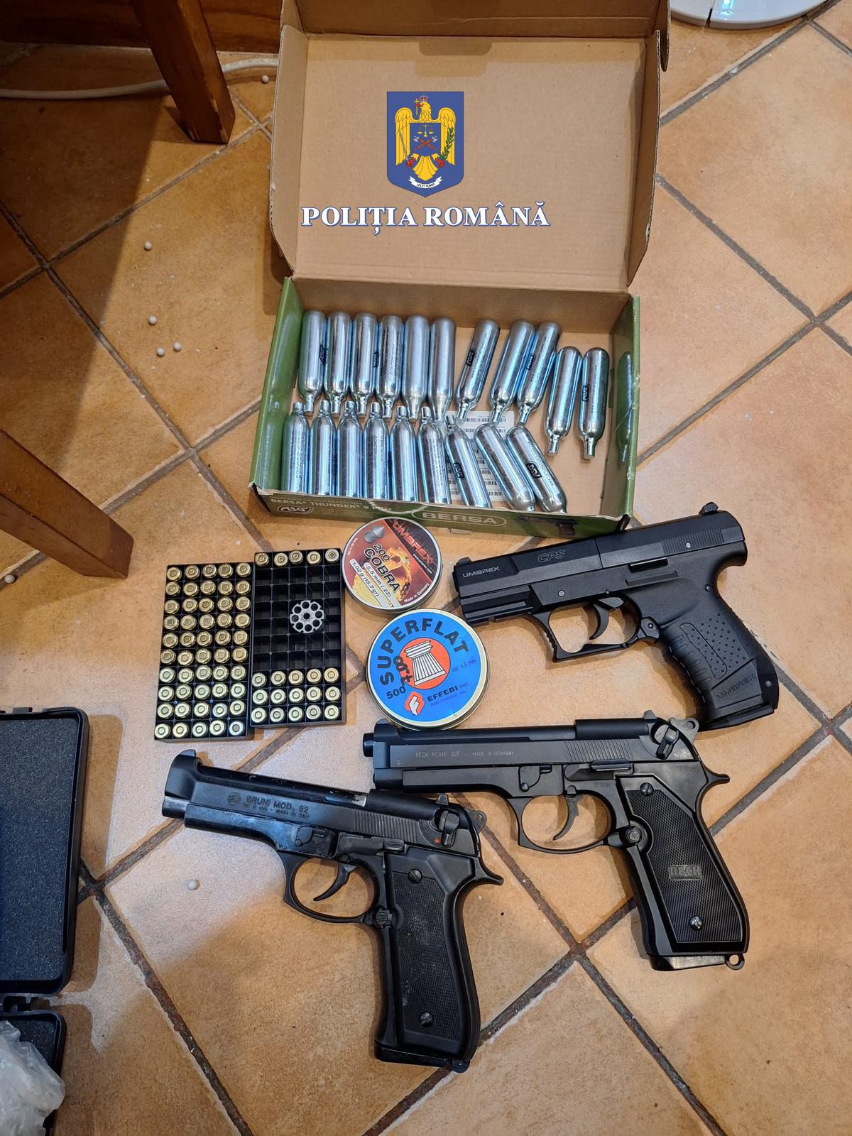 Actualizare. Rezultatele perchezițiilor din județul Sibiu: au fost găsite patru arme neletale și două pistoale, plus cartușe. Un site ar fi comercializat ilegal diferite tipuri de arme