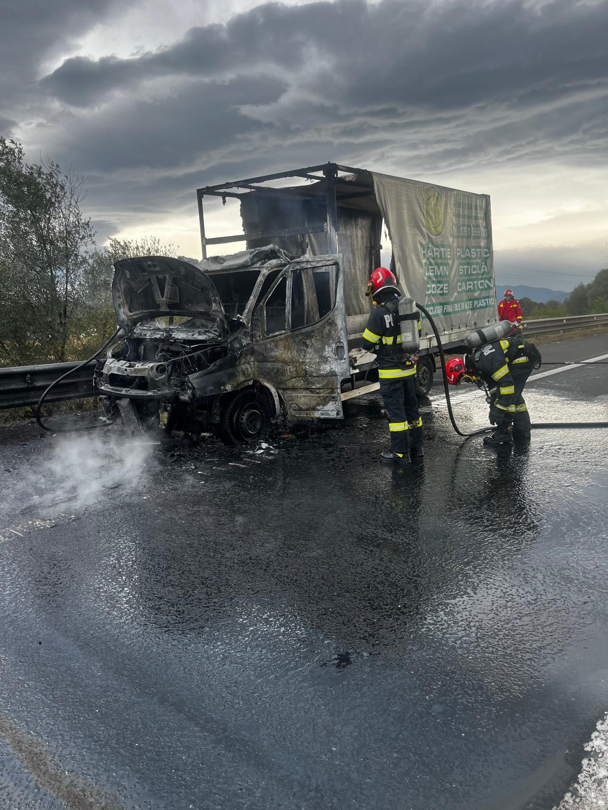 Mașină distrusă de incendiu pe autostrada Sibiu-Sebeș