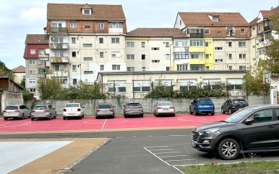 Noile terenuri de sport cauciucate de la LIA au fost transformate în locuri de parcare de către profesori. Director: „La câte probleme avem...”