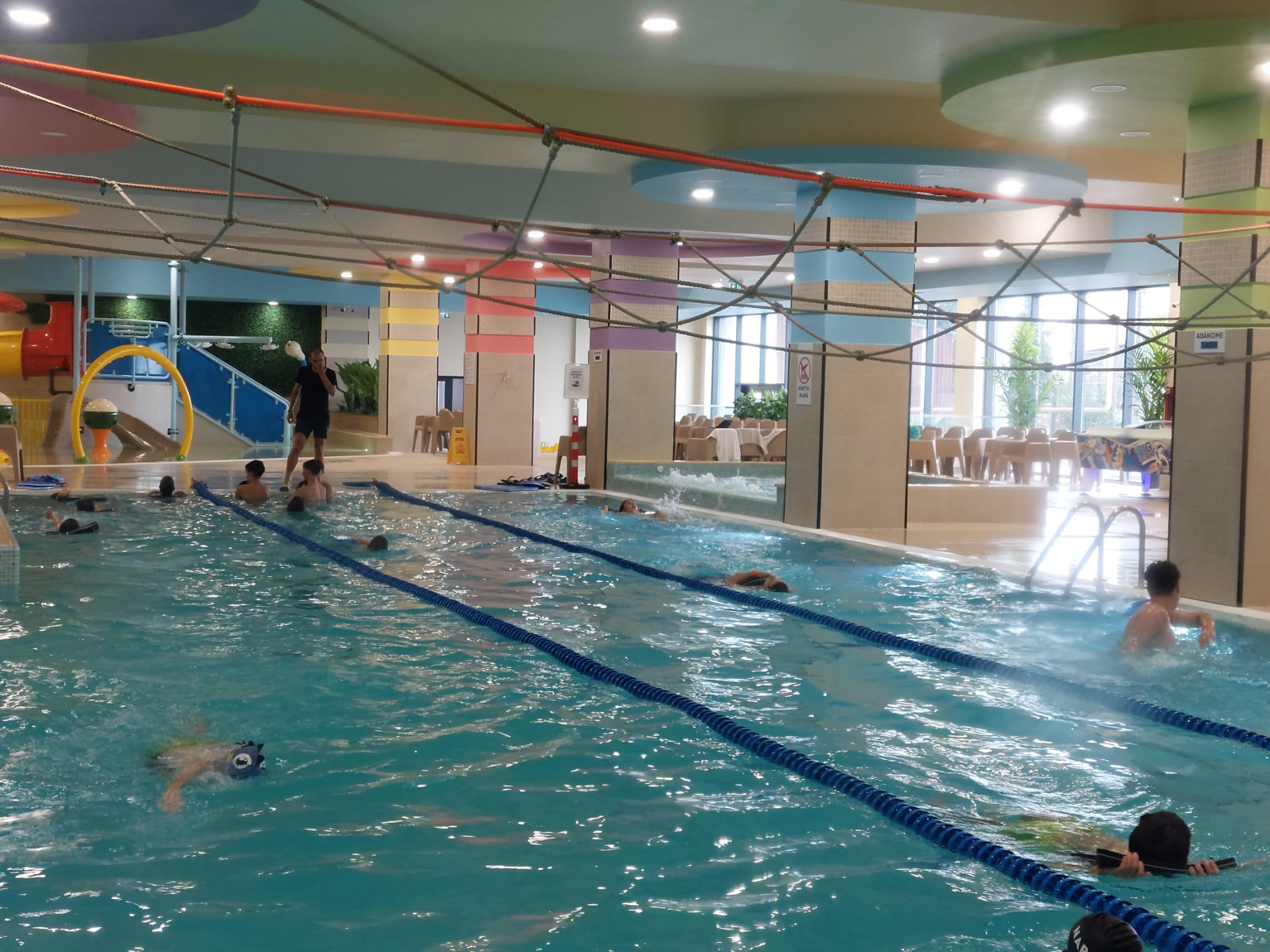 Am fost la „Ora de sport, la înot”. Reprezentant Aria: „Sper ca la finalul acestui an școlar orice copil de gimnaziu din Sibiu să știe să supraviețuiască în apă”