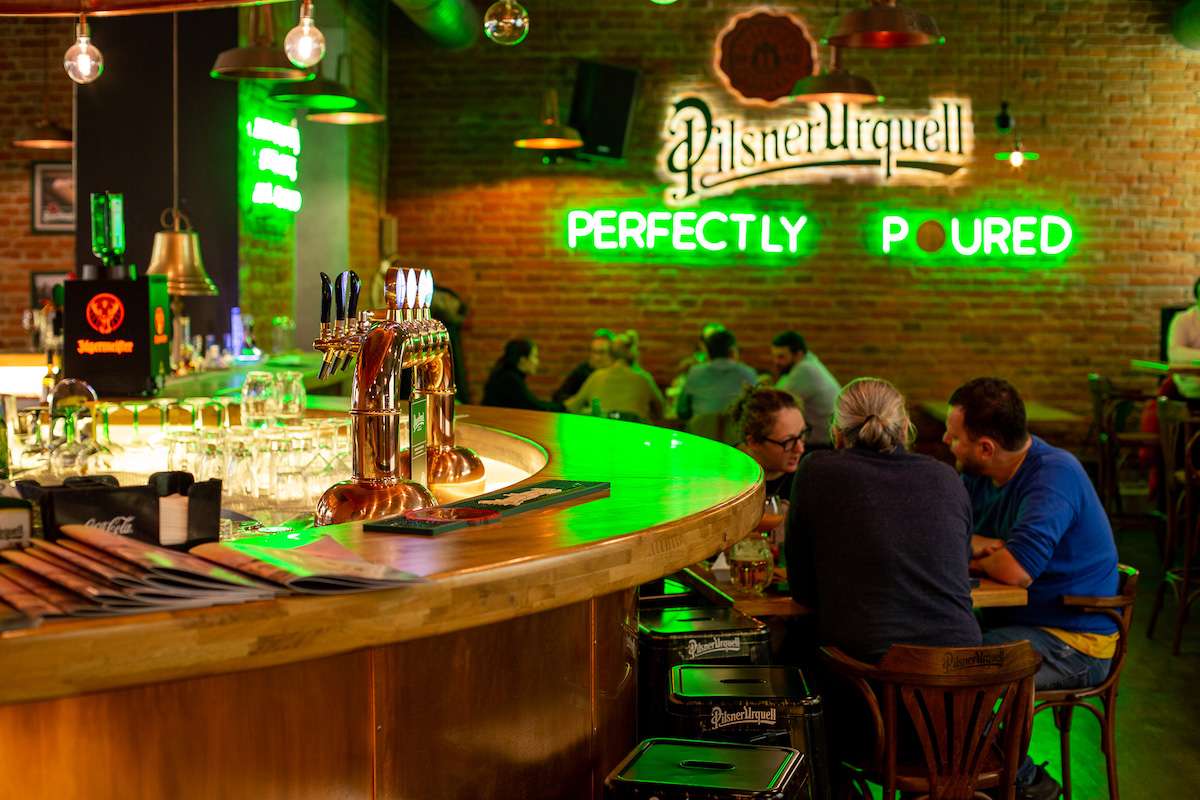 Primul pub Pilsner Urquell din România împlinește cinci ani și sărbătorește vineri printr-un eveniment special: Invităm prietenii, colaboratorii și clienții să fie alături de noi