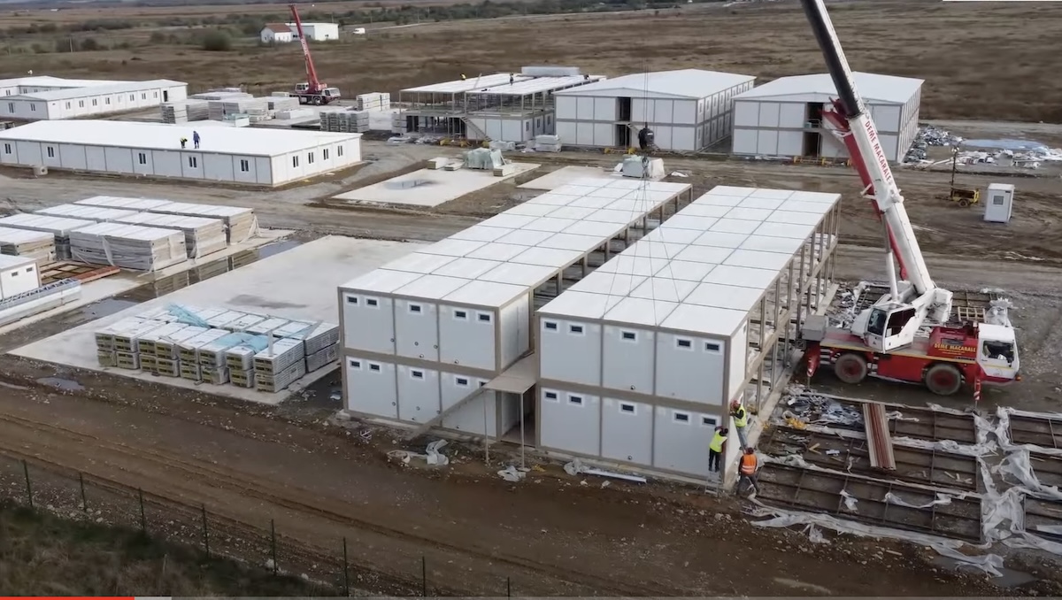 VIDEO A început lucrul la autostrada Sibiu – Făgăraș: imagini cu drona de deasupra ”orașului Makyol”. Sibienii, nemulțumiți de prețul primit pentru exproprieri