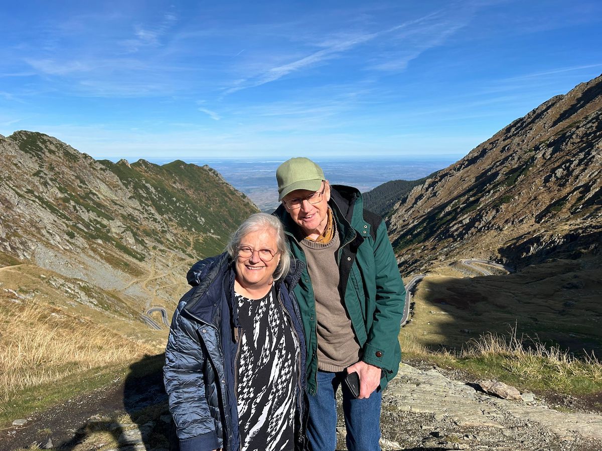 Denise și Michael, un cuplu din Londra, au sărbătorit nunta de aur pe Transfăgărășan. Acum 50 de ani, când au făcut luna de miere în România, nu l-au putut străbate pentru că era încă în construcție
