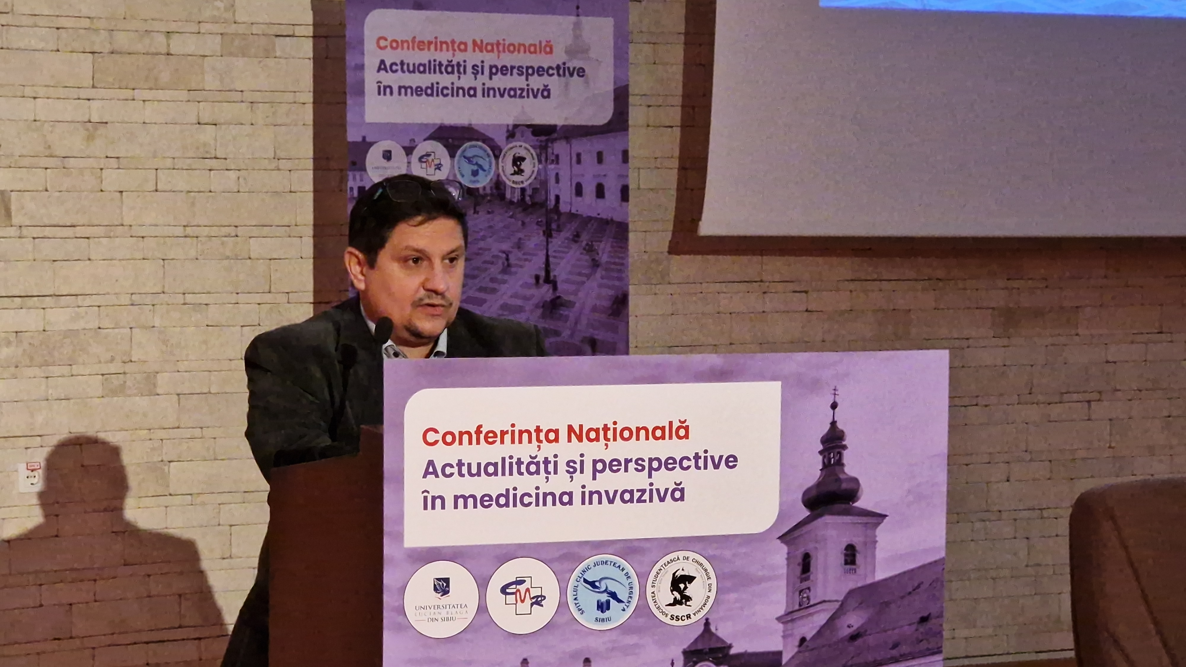 Florin Neag, managerul de la Psihiatrie, a lăudat într-o conferință chirurgia și hematologia sibiană care l-au ajutat în lupta cu cancerul și a îndemnat medicii tineri să aleagă spitalele locale