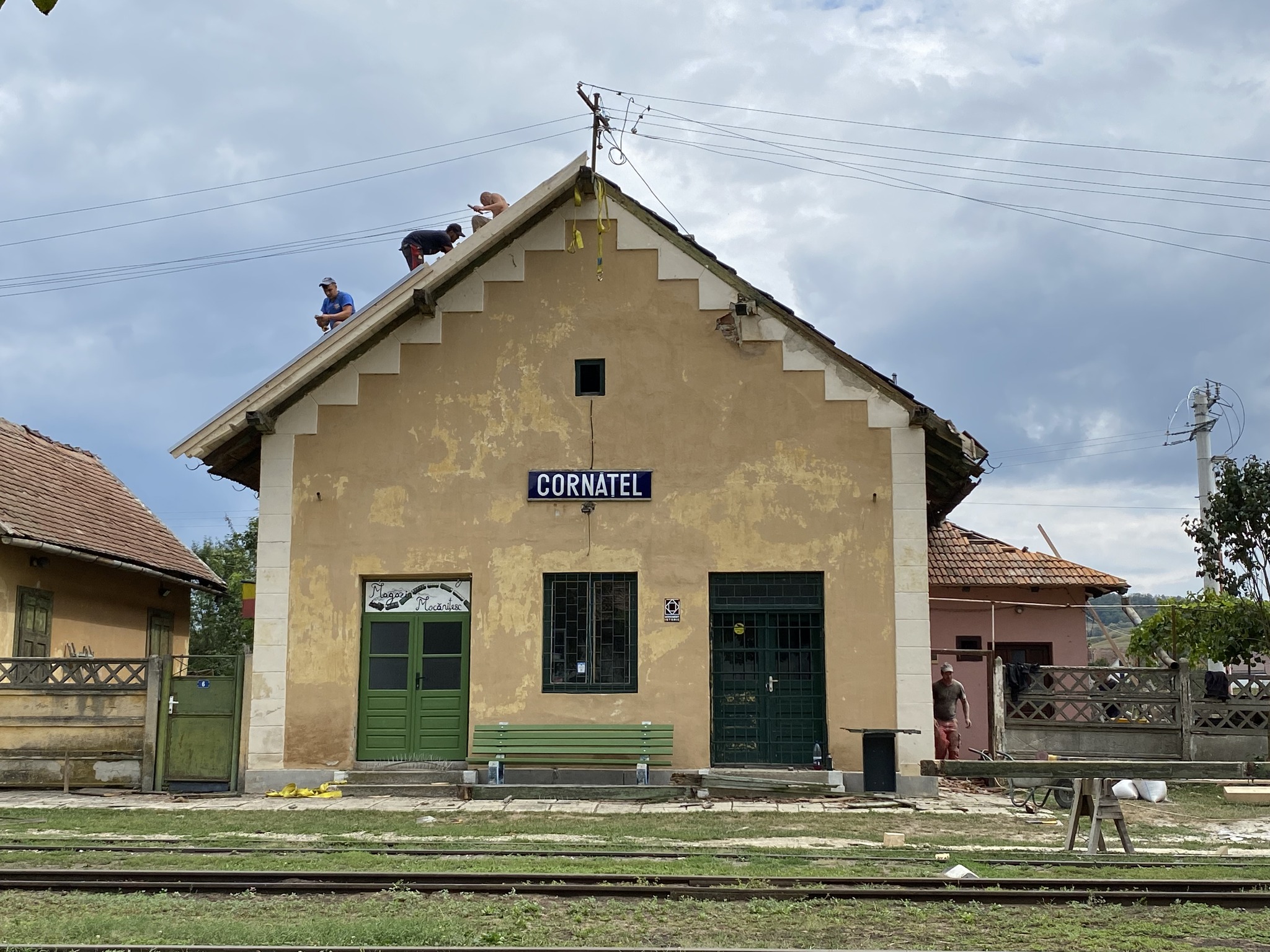 Asociația Prietenii Mocăniței a reparat acoperișul gării din Cornățel cu banii strânși la Maratonul Internațional Sibiu. „Pe lângă calea ferată, locomotive și vagoane, investim și în clădirile mocăniței”
