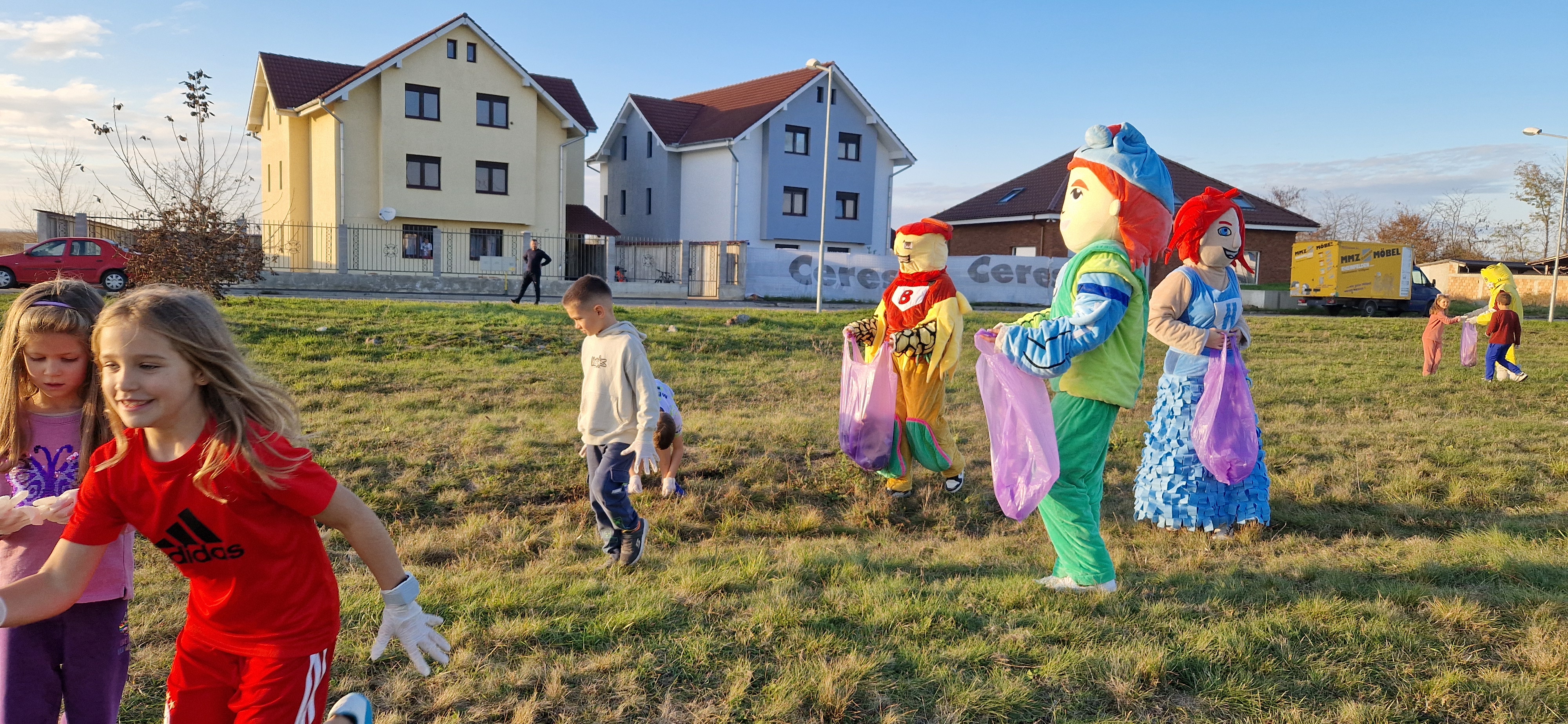 Sute de copii, din județul Sibiu, au învățat să respecte natura jucându-se cu supereroii colectării separate