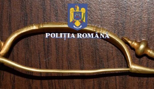 Broșă din aur din patrimoniul cultural, estimată la o valoare de 30.000 de euro, recuperată de poliţiştii din Hunedoara după un anunţ pe o reţea socială