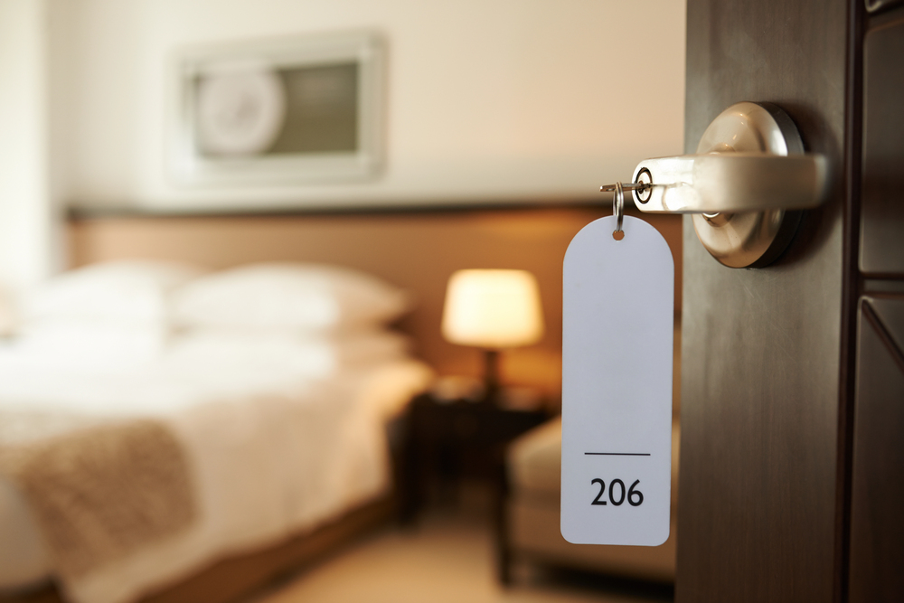 Hotelurile din România nu sunt obligate să aibă camere speciale pentru persoanele cu dizabilităţi (consilier MEAT)