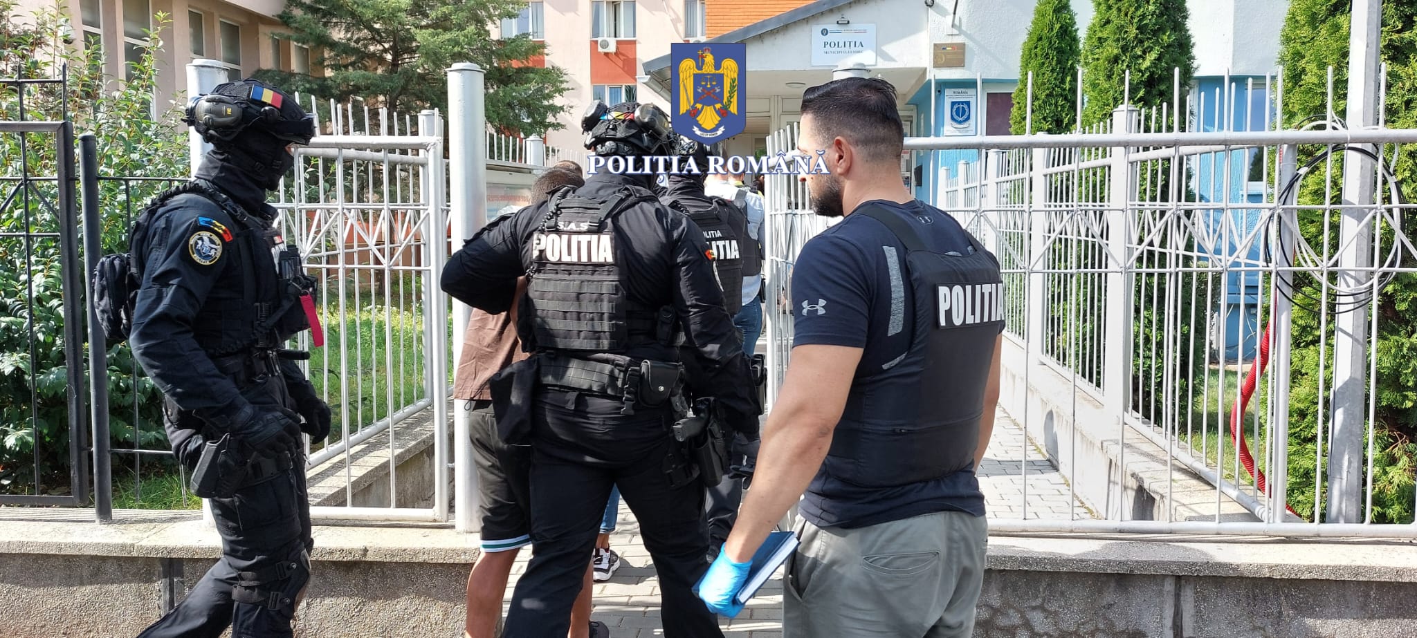 Crima din Racovița. Tânărul de 21 de ani, care și-a ucis nașa pentru bani, a fost trimis în judecată